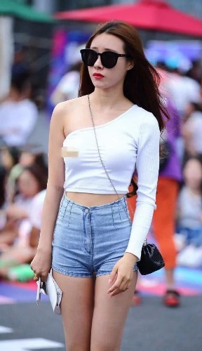 街拍紧身牛裤小姐姐，修长双腿，路人纷纷回头