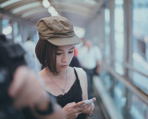 女同事上班看手机5次,被老板罚款1千元,之后一