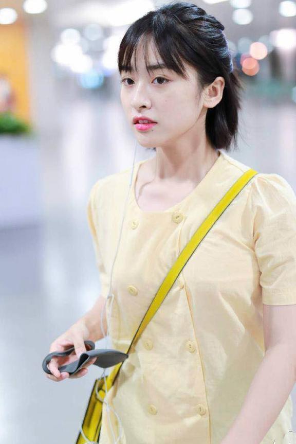 沈月暴瘦？出门穿短裤腿瘦成“筷子”，看到无修图时我“打脸”了