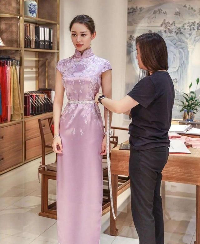  「身型」郎朗老婆吉娜真有“料”，长衫配运动长裤都难掩尤物身型，立体感太强