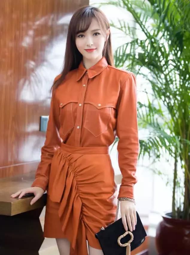 唐嫣的包包要成精了，把“面条”用“铁丝”绑着，这是饿了?