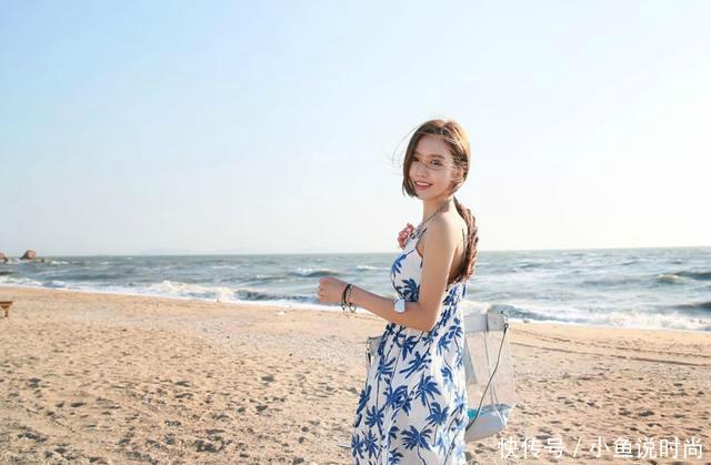 海滩上的吊带连衣裙美女，儒雅文静又清秀，好一道美丽的风景线