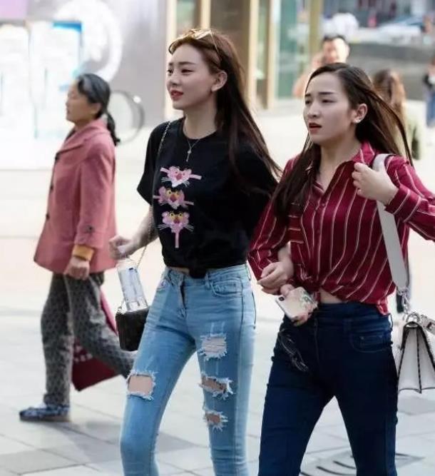 笑嫣然■街拍:语笑嫣然的美女,身穿粉红色套装,笑容甜美可爱