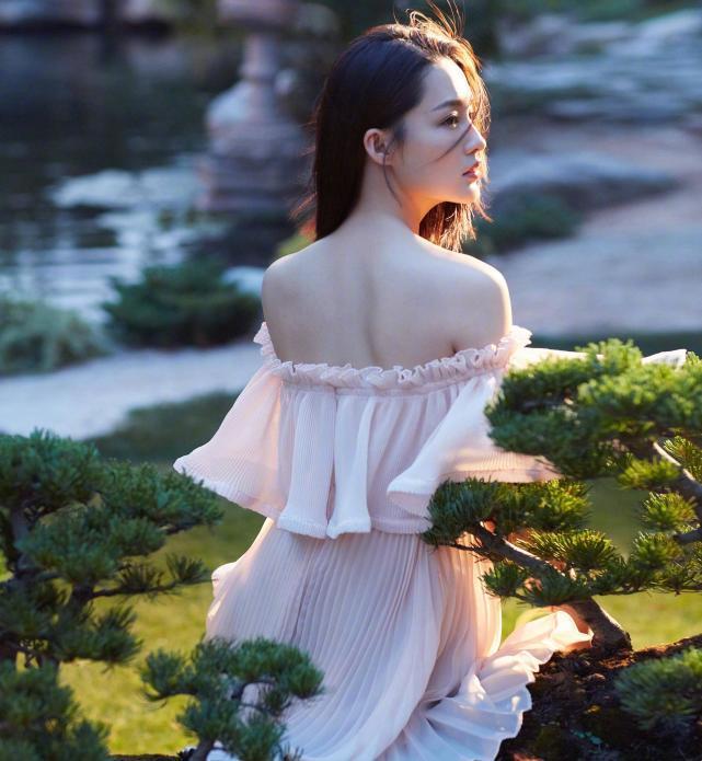 李沁“绝美”时尚大片，清新脱俗美的开挂，网友：28岁性感撩人