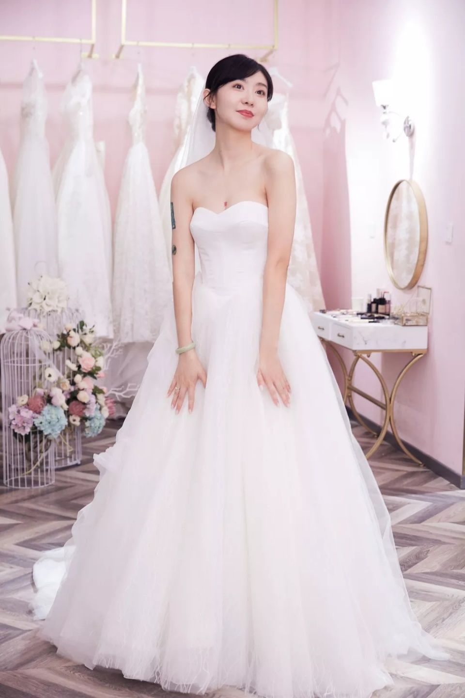打卡全北京最粉红的婚纱店，我站在店里拍了5000多张照片