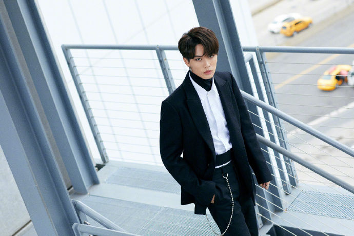 林彦俊纽约时装周，黑白系搭配简洁沉稳，绅士十足!