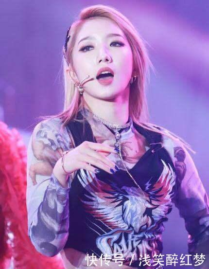 当164孟美岐和168杨超越同台演出, 网友: 大长腿和锥子腿的差距!