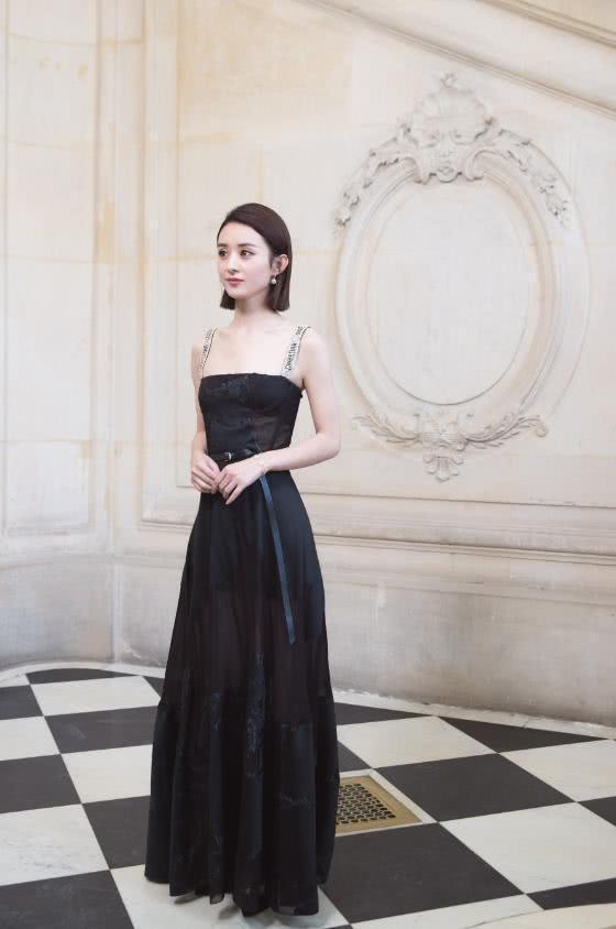 赵丽颖真会玩，裙子上竟有一只“小猪”, 不愧是“社会人”