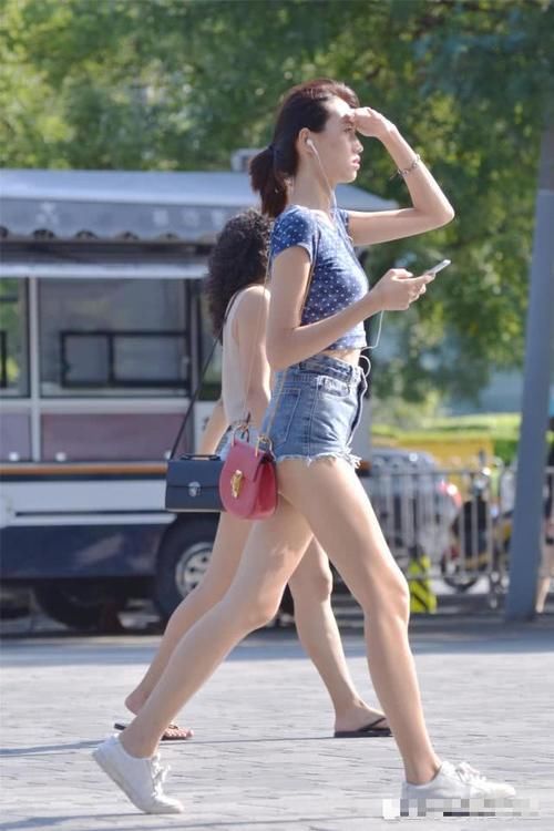 姑娘：她们很年轻，也相信自己有着长腿，穿着牛仔短裤的姑娘