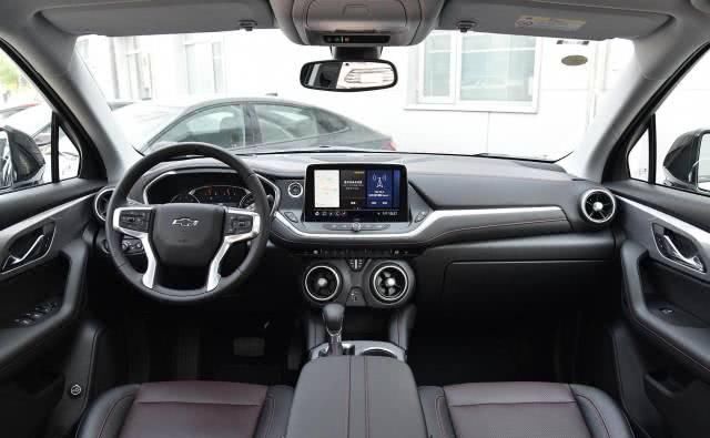  高配：中高配只卖丐版途昂价，237匹有9AT支持，5米大7座油耗7.4L