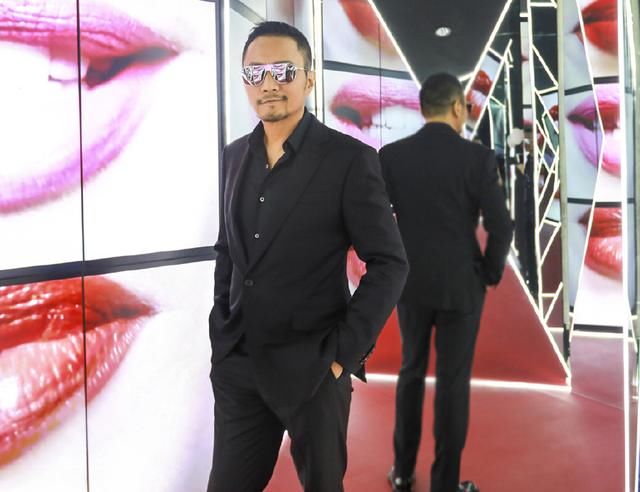 张涵予这波操作太厉害，墨镜黑衣造型参加彩妆活动，还有点反差萌