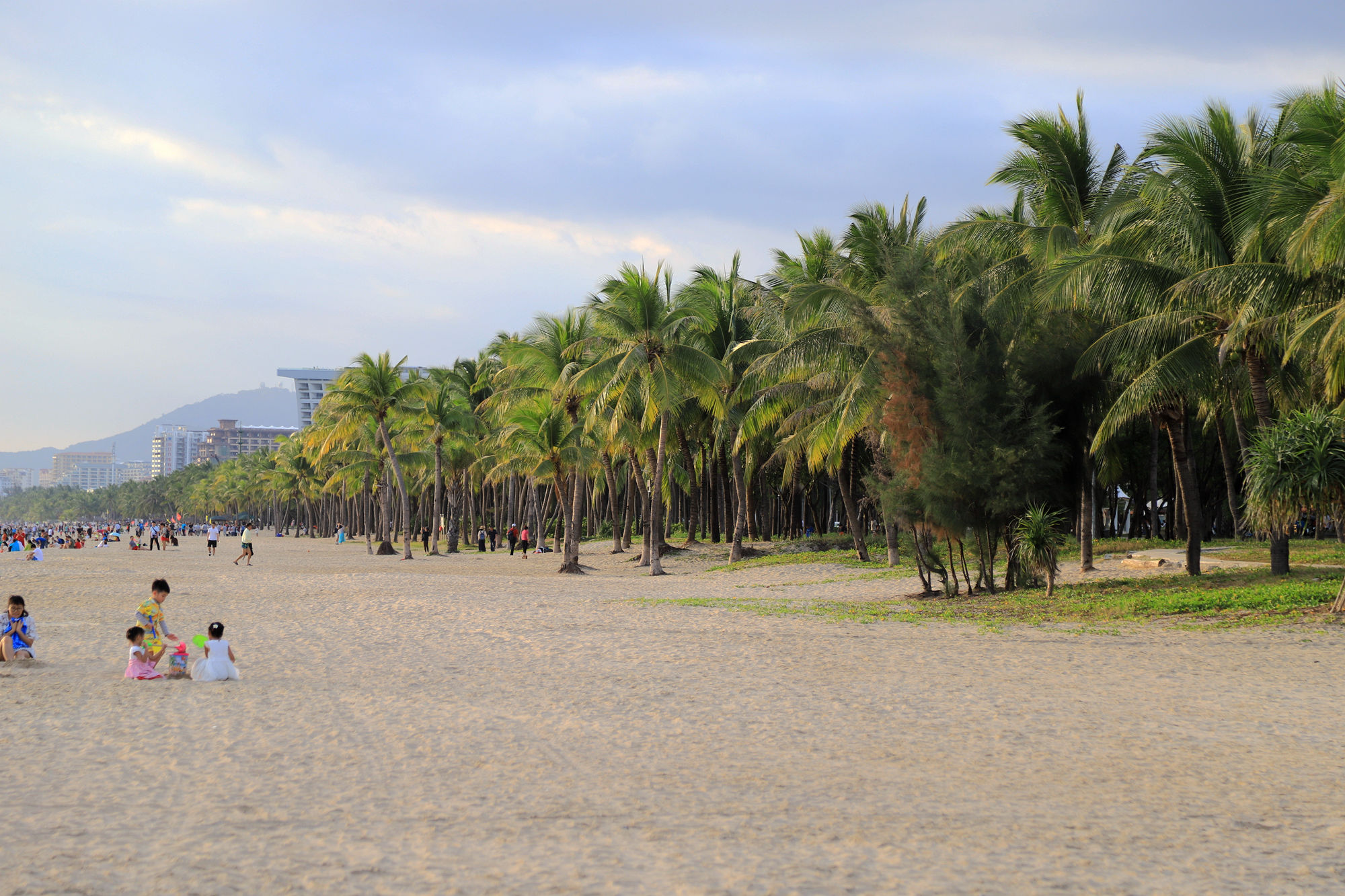 【遇上一座城】请到天涯海角来，一起去看比基尼大长腿的三亚微游