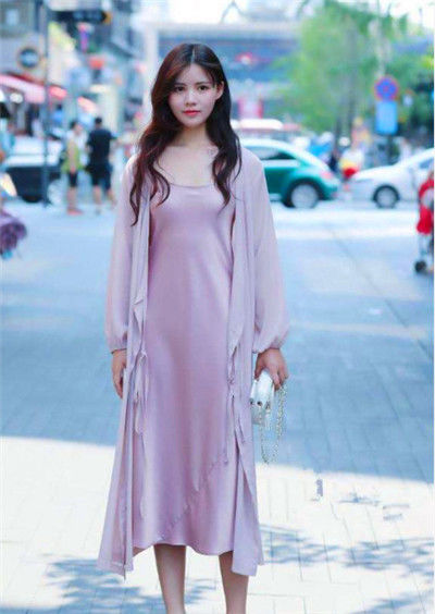 时尚:街拍:丸子头美女温婉优雅的穿搭,时尚又大气