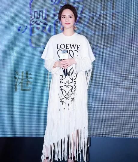  『大气』阿娇终于穿对了，蓝色波点衬衫配半身裙优雅大气，看不出有130斤