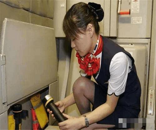 为什么航空公司要求空姐, 一定要穿丝袜戴手表?
