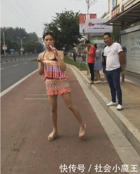 美女身穿冰棒衣在公交站等车，最时尚的防暑神器你一定没见过惊呆