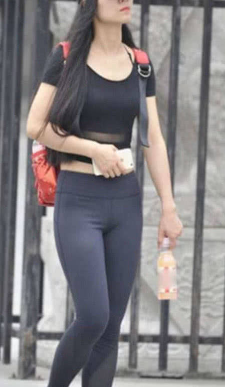 凹凸有致的轻熟女，街头行走随性洒脱，一款背包尽显呆萌气质