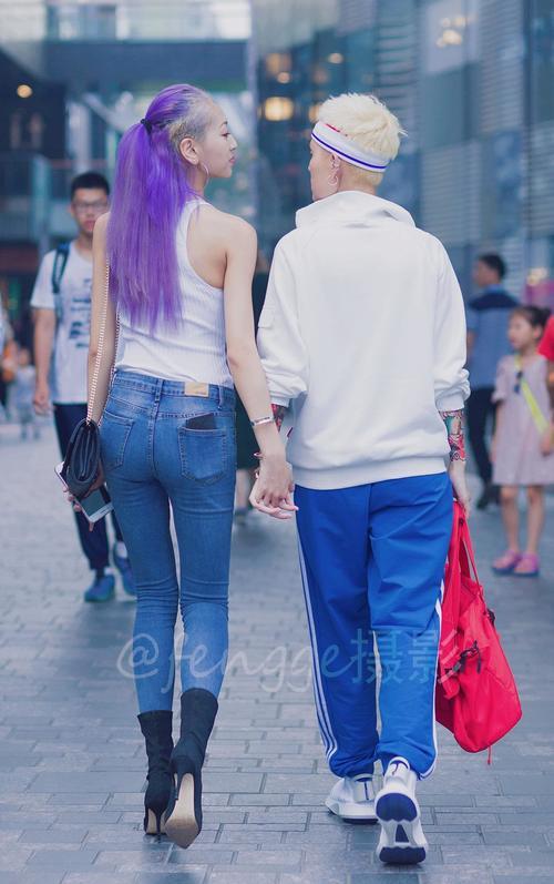 街拍: 七夕节前, 偶遇一对时尚小情侣, 女生身材好得让模特都羡慕