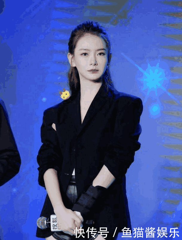 戚薇也太敢穿了, 下半身的“柱子”好显目, 网友: 这腿简直跪了