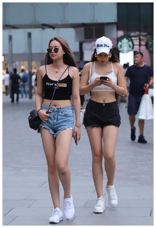 街拍：她们的胸以下全是腿？你羡不羡慕这九位长腿美眉？
