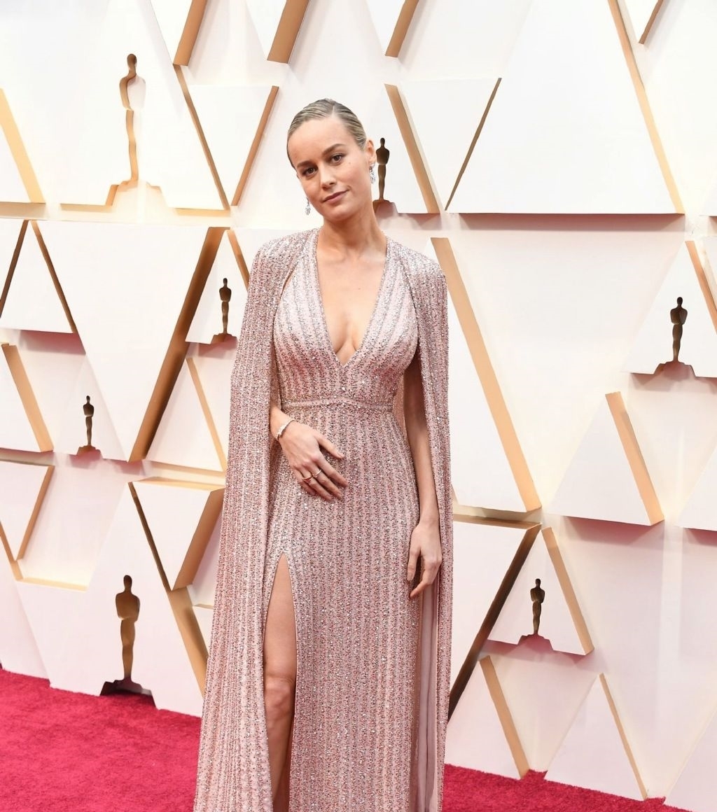  「不少」“惊队”布丽·拉尔森现身活动！容颜虽憔悴不少，身材却让人惊艳