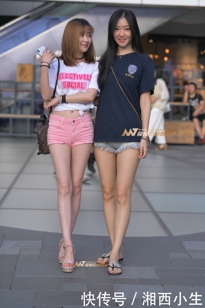 两位时尚的可爱闺蜜，时尚的穿搭，俏皮的表情，你喜欢那一个?