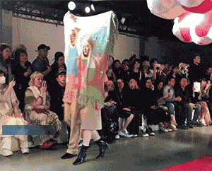 『大赛』时尚界迷之设计大赛!背上绑张床走秀,拎包入住吗?