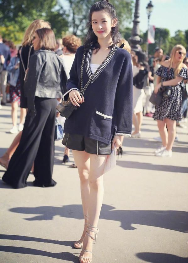 奶茶妹妹章泽天不仅人生开挂，衣品也从小土妹一跃成白富美？