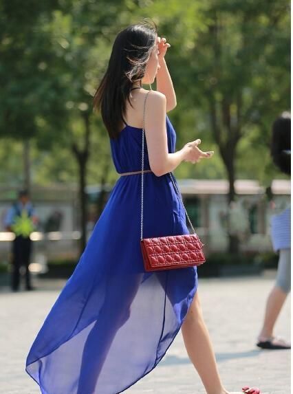 很有气质的小姐姐，穿搭吊带连衣裙，秀出完美的好身材很迷人
