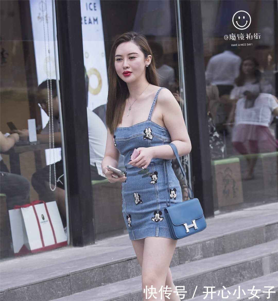 街拍米奇小姐姐吊带牛仔裙，好身材显露无疑，可爱又性感