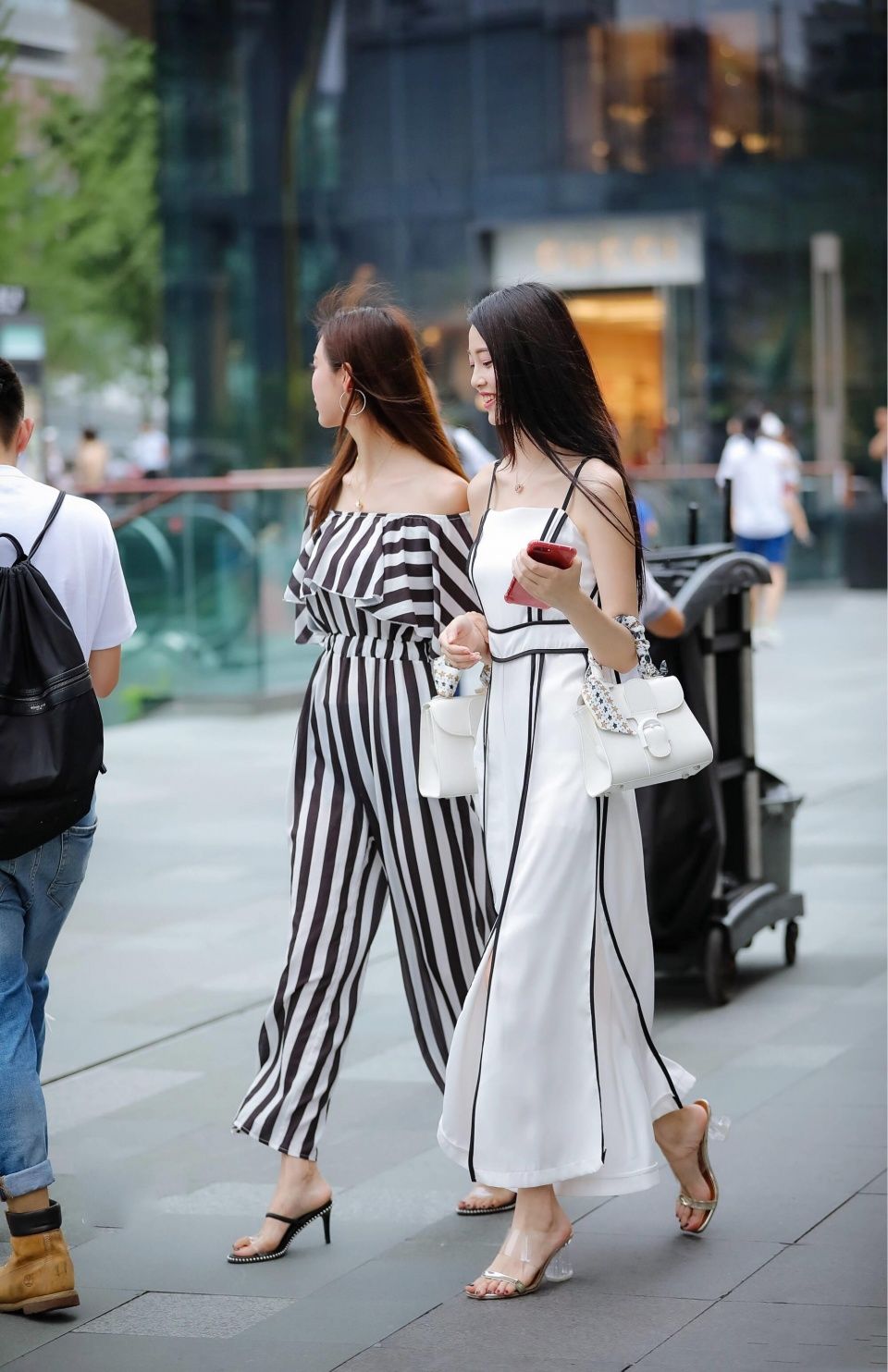 街拍:图1卡戴珊真会玩，皮裤闪闪发光!图3美女像杨颖，青春洋溢