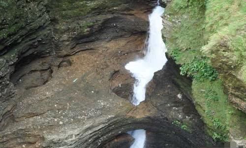 最诡异的瀑布，扔进去的任何东西都将被吞噬，被称为魔鬼水壶瀑布