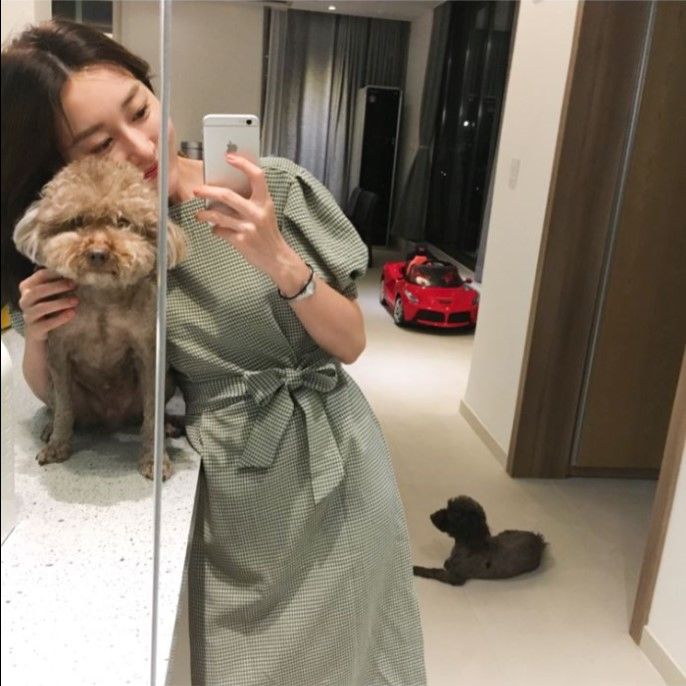 小姐姐还在犹豫穿什么,别犹豫了看看下面,在犹豫过冬了