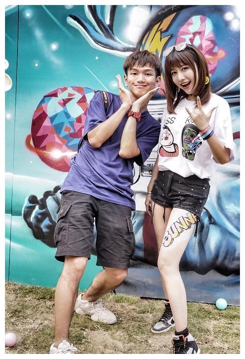 街拍：图五美女穿短裤，白皙水嫩的长腿，我给满分！