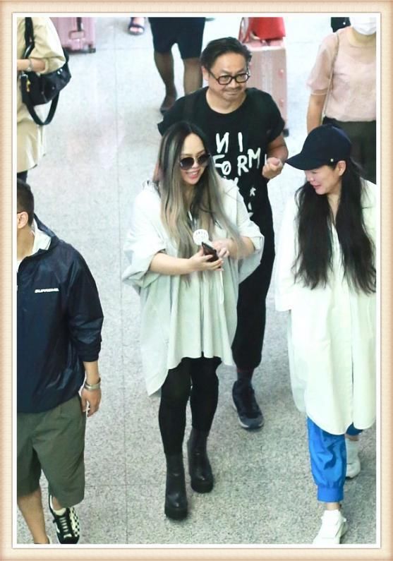 46岁张惠妹现身机场，穿宽松衬衫丝毫不显腰身，可小腿是真的细！