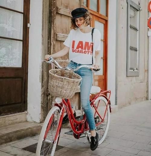  『运动服』不要穿运动服，现在美女们都在穿T恤，解锁了新穿搭