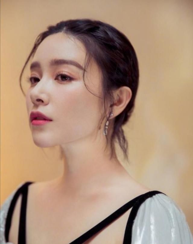  【脸上】脸上有这3处“特征”的女生，并不适合披发，露出五官更女神！