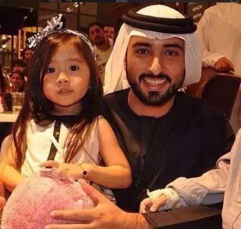 实拍5岁混血小美孩因太可爱全家被接到迪拜包