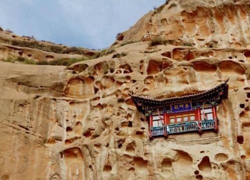 甘肃有座“神秘”寺庙，修建在悬崖峭壁之上，网友：看着就惊险！