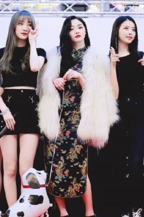 原以为19岁周洁琼穿旗袍够惊艳了,但看到31岁的宋茜,我沉默了!