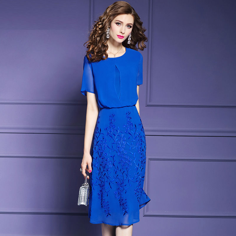 入伏天女人越来越迷人，就因穿这时尚裙装，凹凸魅力曲线显女人味