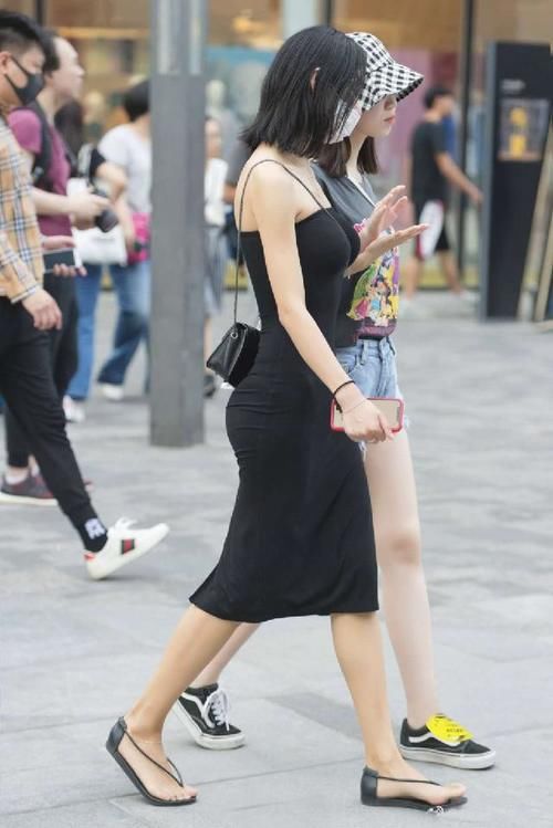  ＂m＂:＂3a8f6cee3c366b156d50e82f78524d84985e04fe＂想要简约知性的穿搭？不如试试这款一字肩连衣裙，尽显优雅轻熟风