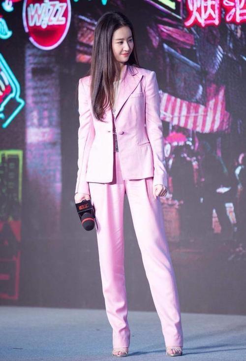 34岁佟丽娅和31岁刘亦菲，同穿粉色西装，网友：这差别可真大