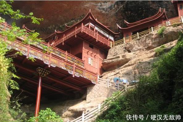 距今900多年的寺庙, 抵达只能坐船前往, 却仅依靠一根柱子支撑