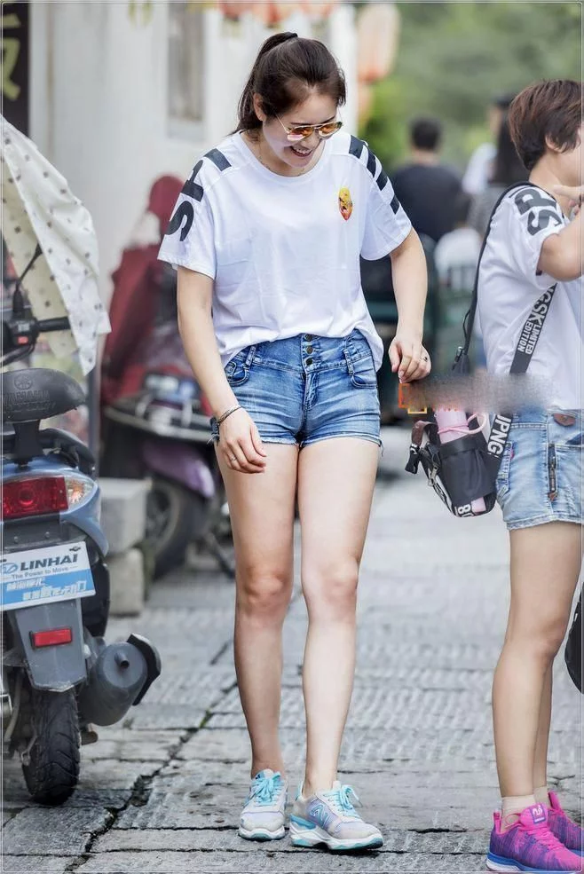 紧身牛仔裤美女勾勒完美身姿，让你美丽又有风度！