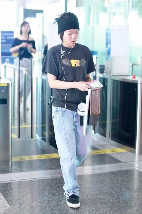 窦靖童又把80年代的搪瓷杯挂腰上凹造型，网友：得亏她妈是王菲