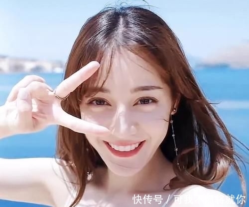  『网上』迪丽热巴“婚纱照”在网上一夜爆火，当看到她被搂在怀里时，我露出了姨母笑