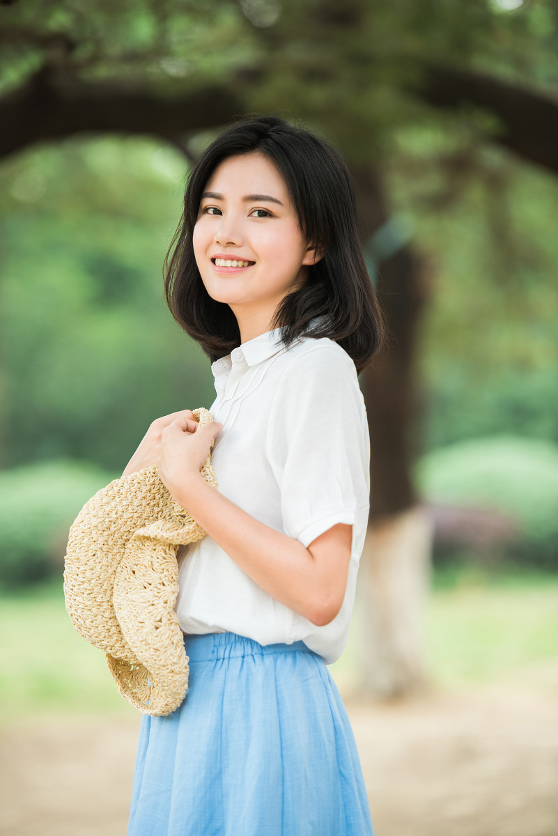 穿白衬衫的短发素颜大眼女孩写真