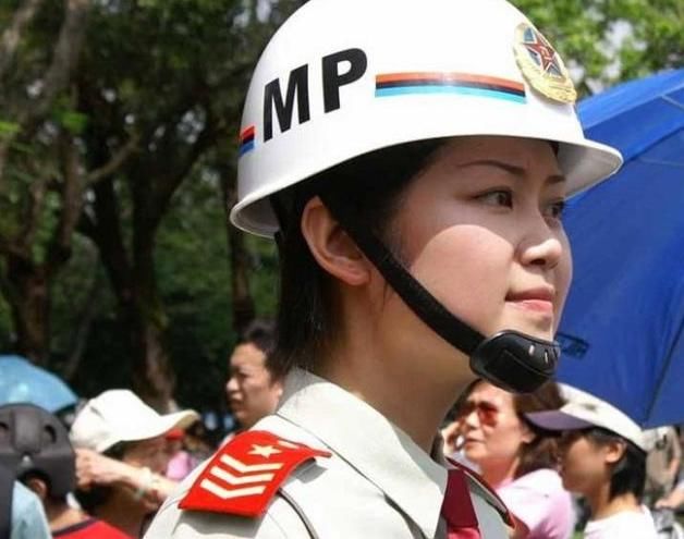 只是普通执勤兵，解放军看见他们却要躲着走，他们究竟是什么人？