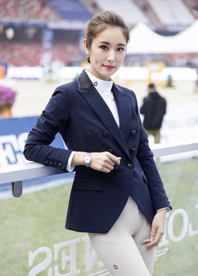 配搭■无奈只能拿抱枕挡,林心如“得罪”配搭师?让她上台居然穿超短裙